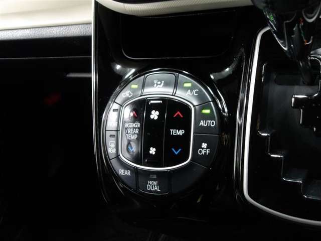 車内の温度管理に便利なオートエアコン☆運転席と助手席で別々の温度に設定できます♪