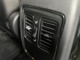後席用のエアコン吹き出し口が肘置きの後ろに配置されていますので、後席の温度調整もお任せください