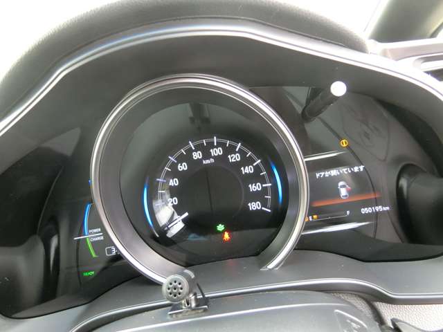 中央にあるスピードメーターの照明色を従来の青色入りから白基調にに変更、メーター左側はパワーメーター、右側にあるマルチインフォメーションディスプレイにホンダセンシングの設定画面が組み込まれました。