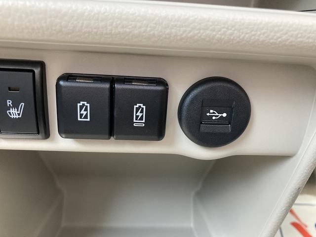 ＵＳＢソケットがついておりますので、車内でスマホの充電などが可能です！