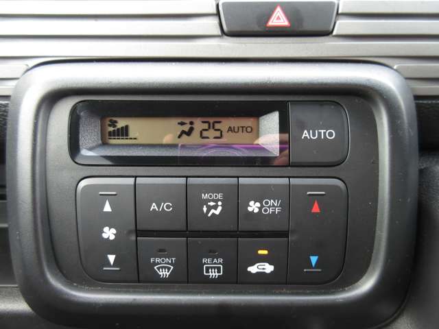 設定した温度に自動的に調節してくれるフルオートエアコンが、車の中を快適に保ってくれますよ♪
