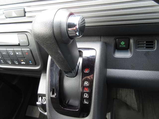 使いやすい位置と高さにあるセレクトレバーです。その右側にあるグリーンのボタンは、エンジンやエアコンなどクルマ全体の動きを燃費優先で自動制御してくれるＥＣＯＮスイッチです。