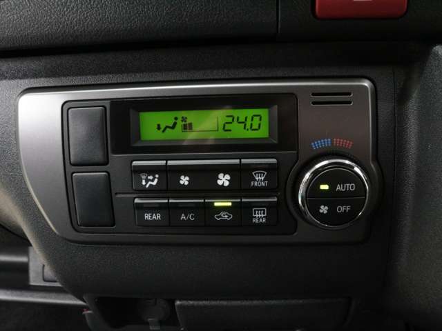 ★オートエアコン★任意に設定して頂いた車内室温を保ってくれます！寒かった暑かったりでわざわざ調整することもなくなりますので、運転に集中出来ます。あると嬉しい機能のひとつです。