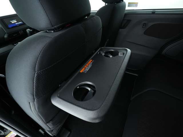 助手席の背後にはテーブル付きのドリンクホルダー部が備わっております！ちょっとしたランチタイムをお車の中でも快適に過ごすことが可能です！