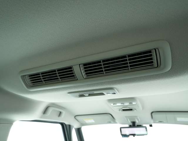 後席への送風も可能となっておりますので、車内の温度を快適に保ちやすくなっております！