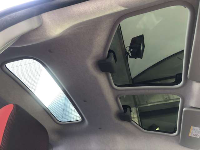 ガラスが多用された明るく開放的な車内です。サンルーフ車とはまた違った雰囲気を感じられます。