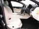 運転席、助手席シートは電動にて調整可能なパワーシートにシートヒーター、シートメモリー機能完備。切れや擦れなども無く新車卸したてのような状態となります。数少ないオブシディアンブラック外装色に白革シート