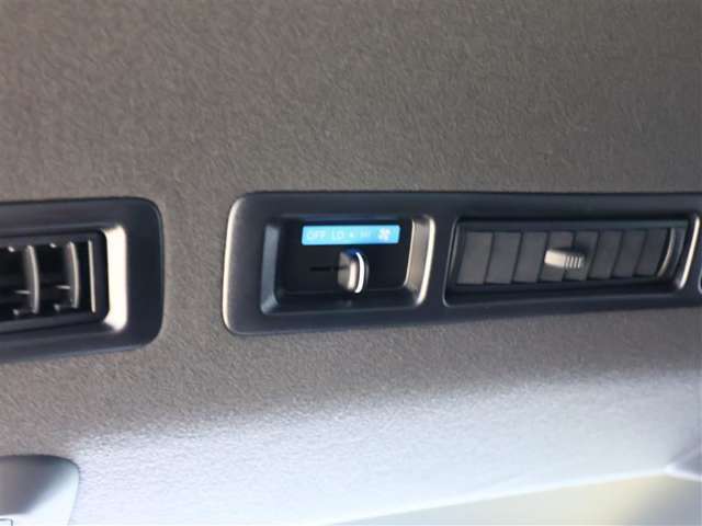 【リヤクーラー】運転席で操作する手間もなく後席用の専用ユニットの空調の調整ができるスイッチ付です。 思い思いの風量に調整できますね