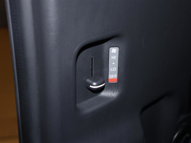 運転席でメインスイッチＯＮしておくと後席でリヤヒーターの風量調整が出来ますので、広い空間（特に足元）がすぐに暖かくなります。