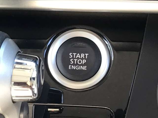 エンジンスタートは鍵を差して回す必要はなし！車内に鍵があれば（ズボンのポケットに入れたままでもＯＫ）ブレーキを踏みながらスタートストップボタンをプッシュ！