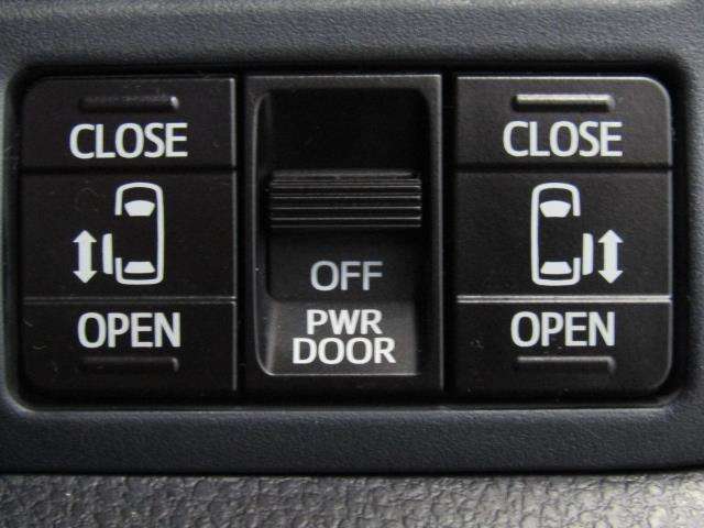 両側電動のスライドドアスイッチです。室内の開閉スイッチでゲストを向かえる際、さりげなくドア開閉スイッチをＯＮ。スマートですね！
