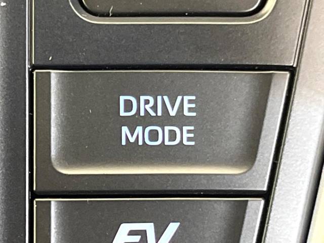 【ドライブモードスイッチ】コンフォートな乗り味からスポーティな乗り味までスイッチ一つで切り替え可能。シーンや気分に合わせたモードを選べば、いつものドライブがより一層楽しくなります