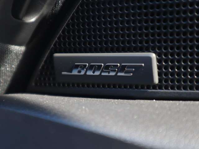BOSEサウンドシステムを搭載。「良い音を出す」ではなく、その車種のごとに特徴を計算（車種専用設計）し、「反響音」を作り出すことによってどの座席でも自分中心で音が聴こえ、「心地よい空間」を作り出します。