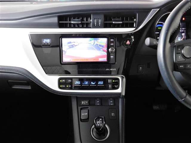 フルセグTV視聴可能な純正T-Connectナビゲーション。Bluetoothオーディオ＆ハンズフリー通話にも対応しています。後方の視界をカバーするバックカメラも付いていますのでバック駐車もラクラク♪
