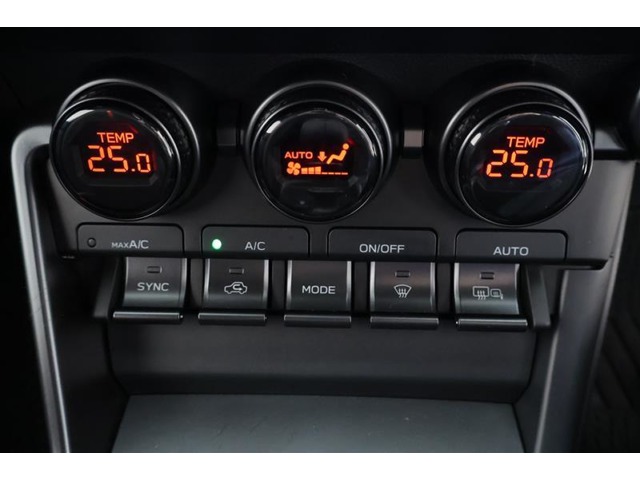 左右独立で温度コントロール出来るフロントオートエアコンです♪０．５度刻みで温度設定ができるので、運転席・助手席どちらも我慢せず快適な温度で過ごせます。