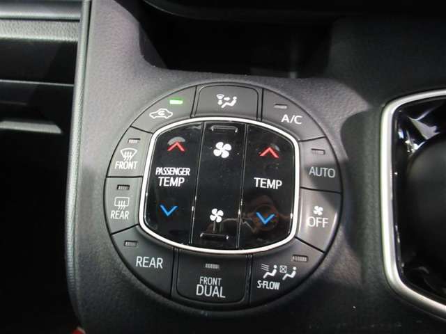 「ＡＵＴＯ」スイッチで車内の温度を一定に保ってくれるオートエアコン　快適装備の代名詞　もちろんマニュアル操作も可能ですよ