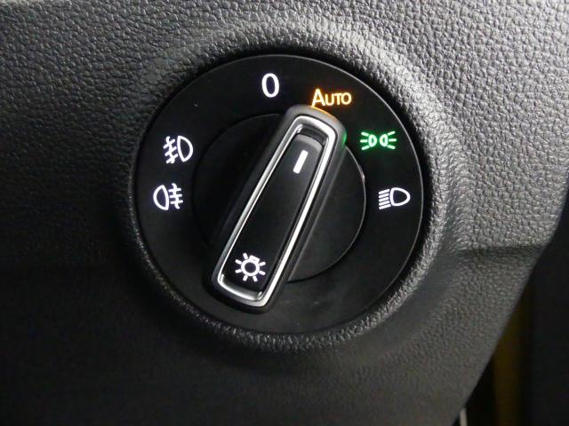 ★オートライトシステムはフロントウィンドーの上部センサーで車外の明るさを感知します。”オート”を選択しておけば、自動でヘッドライトの点灯消灯を制御します。
