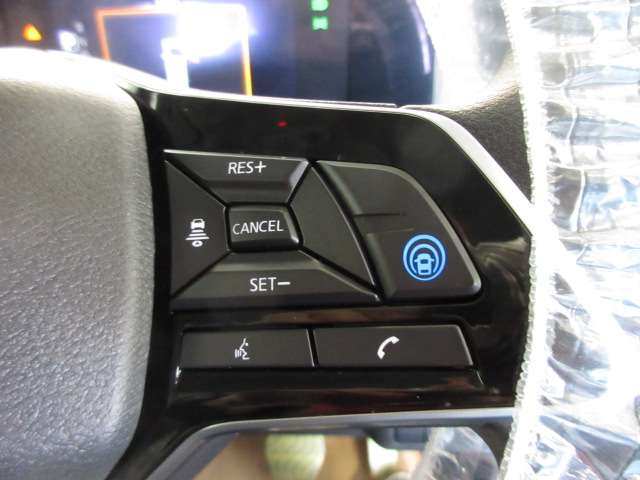 プロパイロット切替ボタンです。セットするだけでアクセルを踏まずに加速や減速ができます。ハンドルから手を離さずに電話の対応もできます！