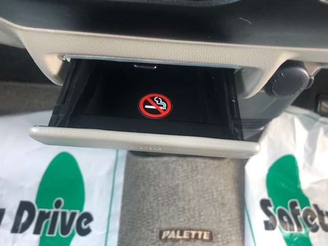 使用した形跡のない灰皿です。おそらく禁煙車ですね。もちろんタバコ臭もありません。