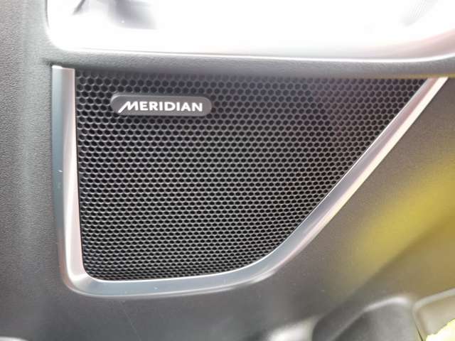 【Meridianサウンドシステム】イギリスの老舗オーディオブランドで音質が良く、ドライブ中の音楽をより一層楽しませてくれます。