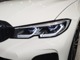 【BMWレーザーライト】従来のLEDヘッドライトの約２倍に相当する最長５００ｍまでの距離を照射。ヘッドライトにはブルーのデザインアクセントに加え、「BMW Laser」のロゴがあしらわれ、その革新性を象徴します☆