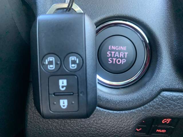 エンジンスタートもドアロックもスイッチを押すだけ。キーを取り出さなくても、ドアの施錠・解錠・エンジン始動がワンプッシュで行えます。両手がふさがっている時など便利です。