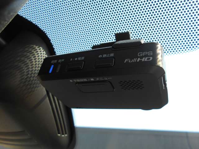 ドライブレコーダーがついていますので、運転中の前方の映像を映し出しますので、事故の記録をしてくれるので、いざという時、便利ですよ。
