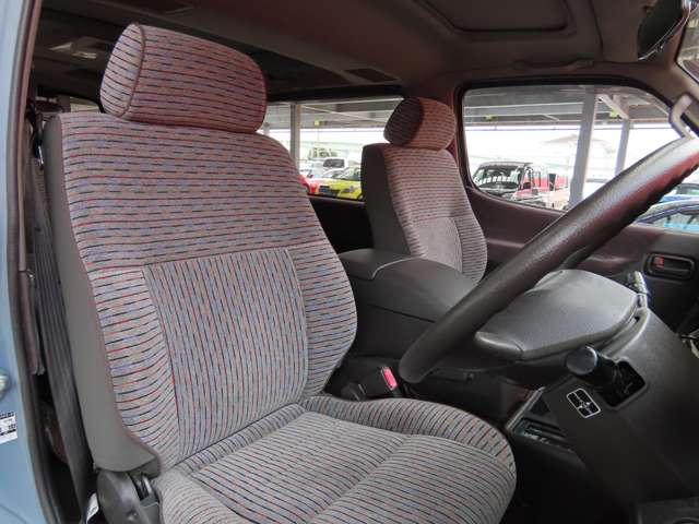 グレーとメッシュ調の二色使いのシートが落ち着いた車内空間を演出しています。