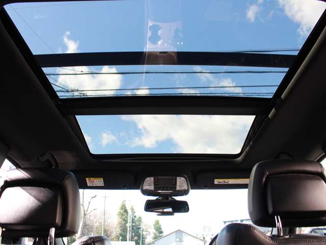 メーカーオプションになりますパノラミックサンルーフも装備されています。晴れの日はとても開放感あふれる車内となります。