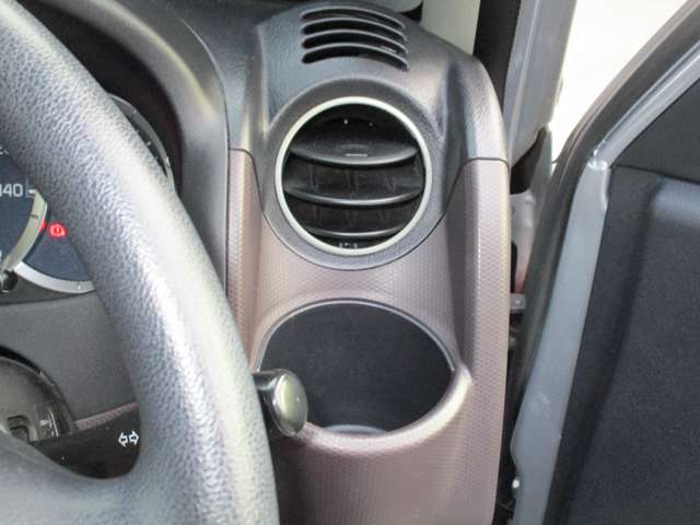 ペットボトルも置ける運転席ドリンクホルダー。エアコンの風で飲み物が適温に保たれます。