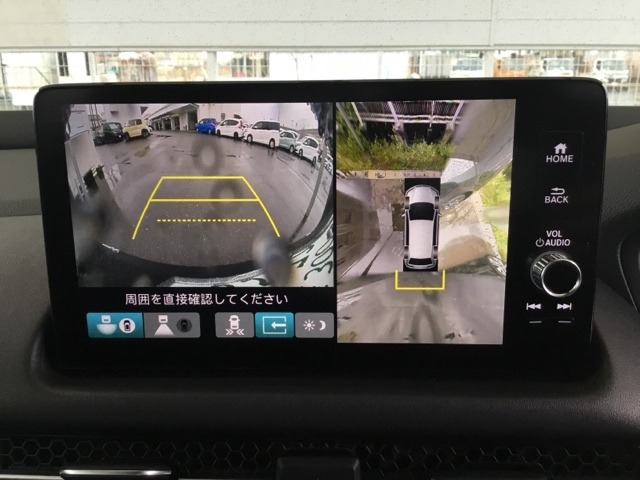 【マルチビューカメラシステム】クルマをまるで上空から見下ろしたように路面を映し出し、車庫入れやバック時の後方確認をサポート。