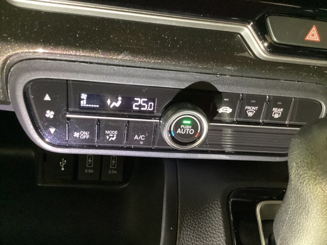【フルオートエアコン】お好みの温度に設定するだけで、エアコンの風量やモード切替を自動でコントロールしてくれます。操作が少なく運転に集中できる為安全運転にもなります。