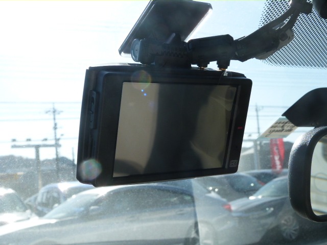 【社外ドライブレコーダー】万が一の事故にあった場合でも、ドライブレコーダーがその瞬間の映像を記録しています！事故だけでなく、楽しいお出かけの風景なども録画してくれています。