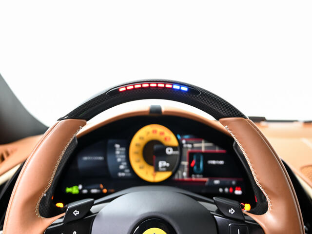 ハンドル上部のLEDは車がスピードアップしていくにつれシフトアップのタイミングを教えてくれます。