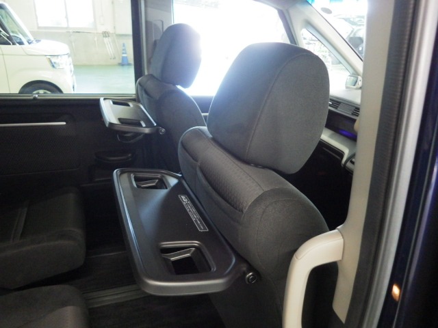 前席シートバックには、ドリンクホルダー付きのシートバックテーブルが装備されています。また左右のガラスには、日差しを和らげるサンシェードも付いてます。