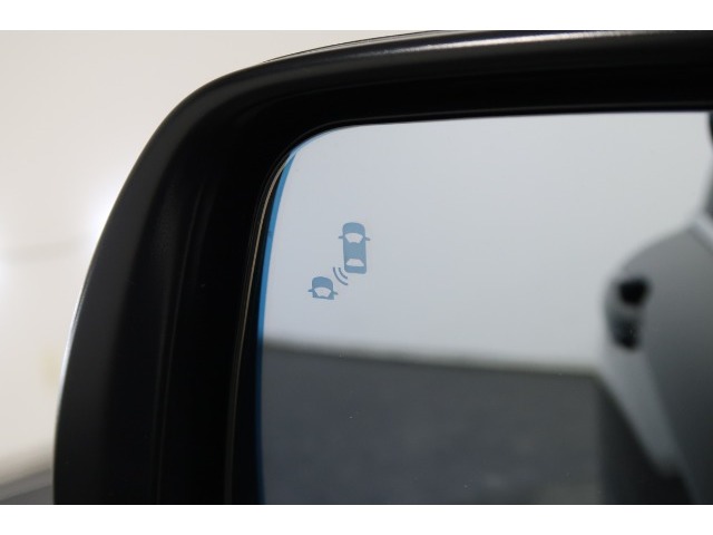 ブラインドスポットインフォメーション！斜め後ろに存在する車を検知。その方向のドアミラー鏡面上にマークを表示し、存在をお知らせします。
