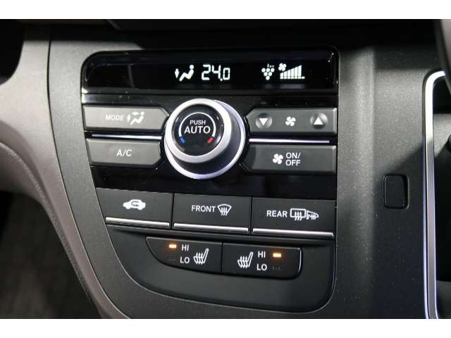 オートエアコンタイプなので細かい操作なしで快適温度に調整してくれます。シートヒーター付きで、冷えた車内でもスイッチを押せば数秒で座面と背もたれがあたたかくなります。