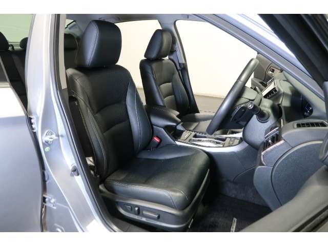 フロントシートには電動パワーシートを採用★ポジションを快適な位置に調整できます。