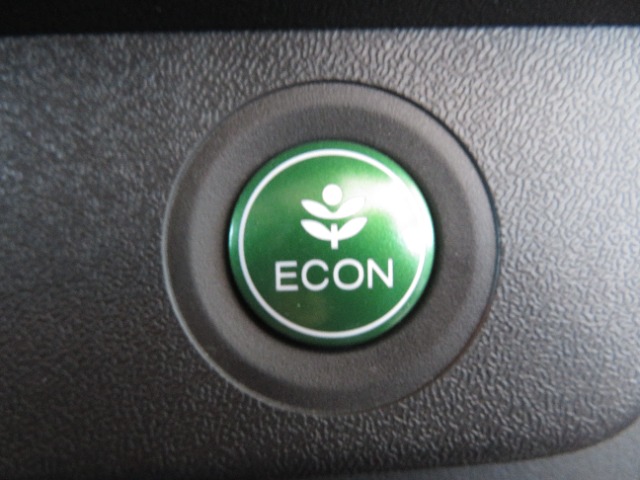 葉っぱマークのＥＣＯＮスイッチ！スイッチをＯＮにするだけで、エンジンやエアコンなどを協調制御。燃費の向上に貢献します！