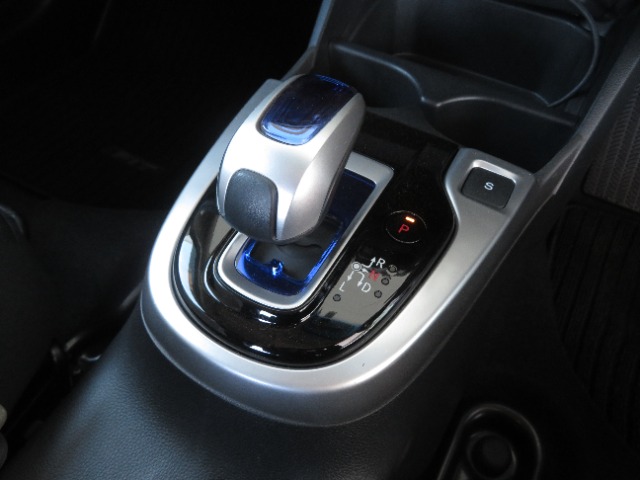 ハイブリッド車特有の小型セレクトノブは軽いタッチでスマートに操作できますよ。