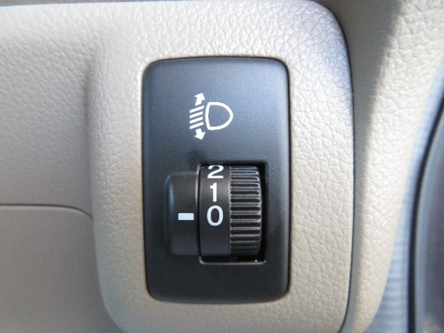 ヘッドライトレベライザー☆道路状況や積荷の加重に応じてライトの高さを調節することができます！！対向車への眩しさへの配慮も忘れません◎