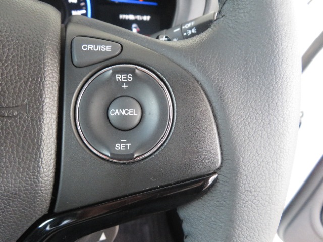 ハンドル右側にはクルーズコントロールのスイッチが装備され運転中の操作も安心して行えます！