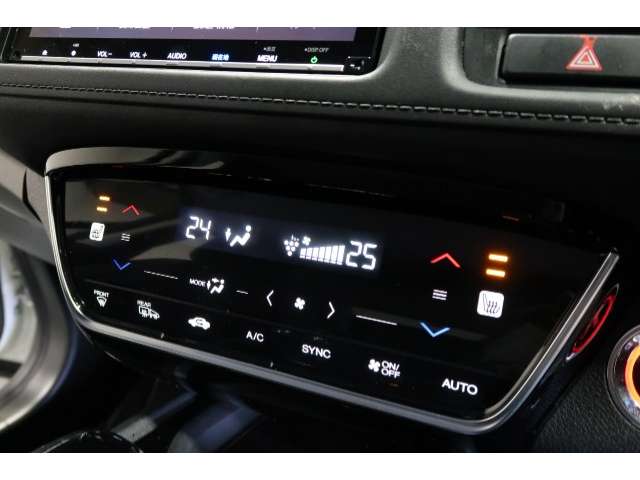 オートエアコンは左右席で独立温度コントロールが可能です。シートヒーター付きで、冷えた車内でもスイッチを押せば数秒で座面と背もたれがあたたかくなります。