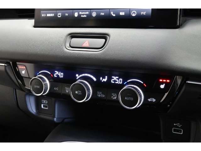 オートエアコンは左右席で独立温度コントロールが可能です。シートヒーター付きで、冷えた車内でもスイッチを押せば数秒で座面と背もたれがあたたかくなります。