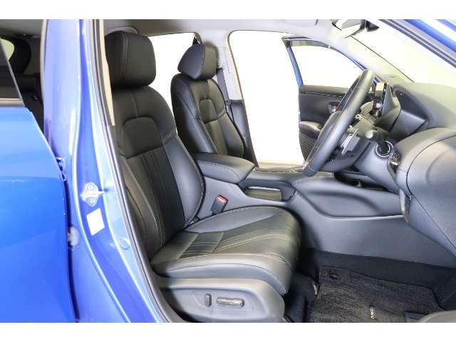 フロントシートには電動パワーシートを採用★ポジションを快適な位置に調整できます。