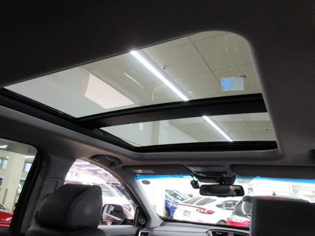 遮熱・ＵＶカット機能付きガラスを使用したガラスルーフです。太陽光を取り入れて車内を明るくすることができます。