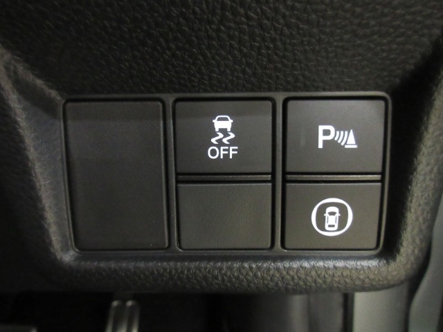 センサーが周辺の障害物を検知。音とディスプレー表示で障害物との距離をお知らせし、ドライバーに注意を促します。バックでの駐車時や狭い駐車場での出庫時などに役立ちます。