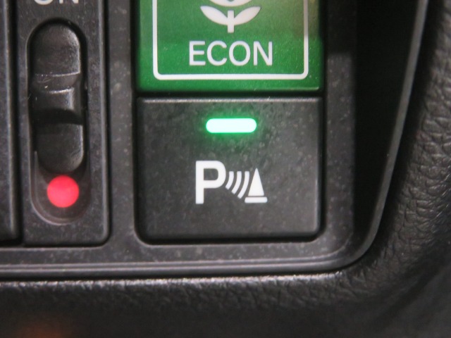 センサーが周辺の障害物を検知。音とディスプレー表示で障害物との距離をお知らせし、ドライバーに注意を促します。バックでの駐車時や狭い駐車場での出庫時などに役立ちます。