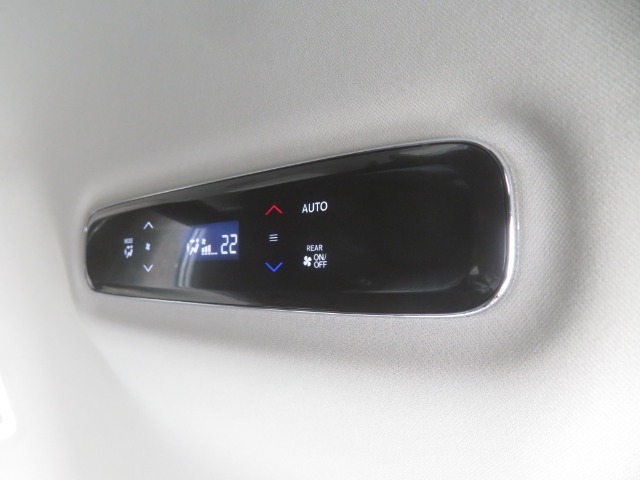 トリプルゾーンコントロールフルオートエアコンコンディショナー標準装備です。運転席助手席後部の３つのゾーンをそれぞれ温度設定できます。後部座席側でもエアコン調整ができ、快適に過ごすことができます。