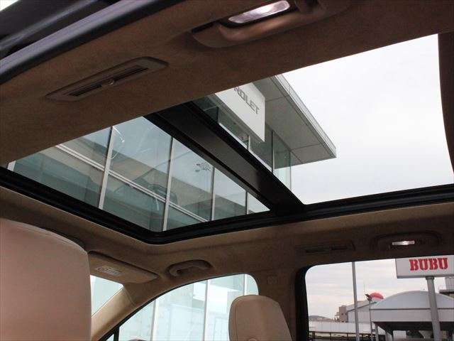 サンルーフは、天井の３分の２ほどの大きさを誇ります。開けると普段違う開放感！天気のいい日は気持ちよくドライブを楽しめますよ。